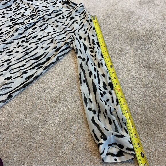 Forever 21 black white animal print blouse Sz M - Picture 7 of 9